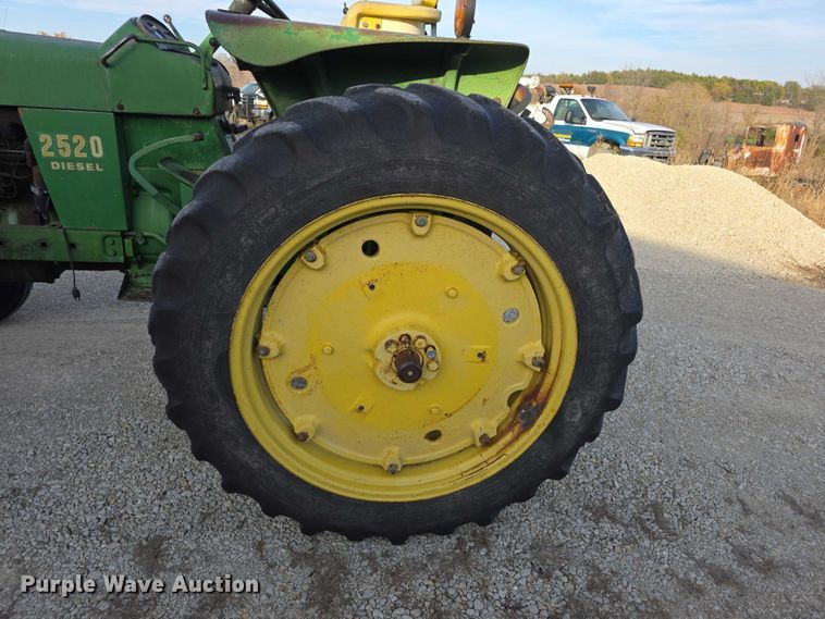 image for item DZ3523 1970 John Deere 2520 tractor