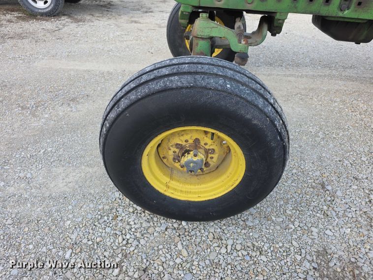 image for item DZ3523 1970 John Deere 2520 tractor