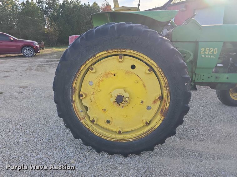 image for item DZ3523 1970 John Deere 2520 tractor