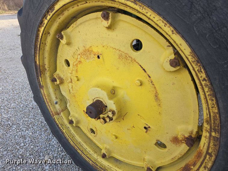 image for item DZ3523 1970 John Deere 2520 tractor