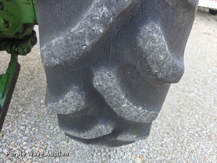 image for item DZ3523 1970 John Deere 2520 tractor