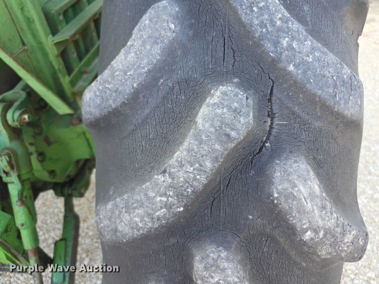 image for item DZ3523 1970 John Deere 2520 tractor