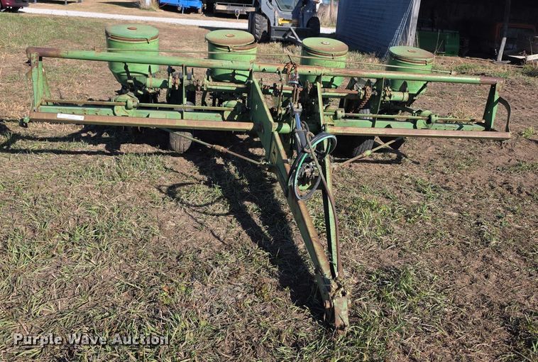 image for item DZ3562 John Deere 1240 planter