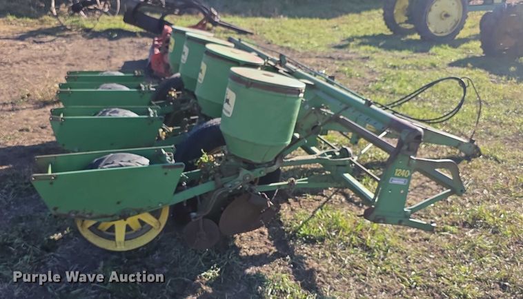 image for item DZ3562 John Deere 1240 planter