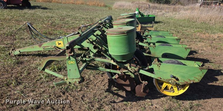image for item DZ3562 John Deere 1240 planter
