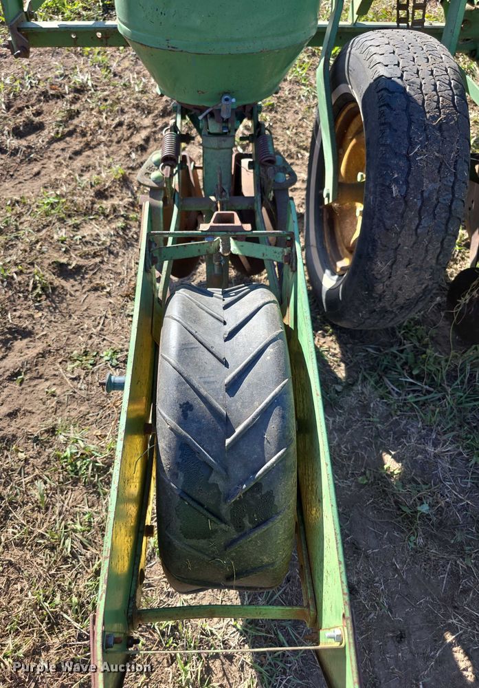 image for item DZ3562 John Deere 1240 planter