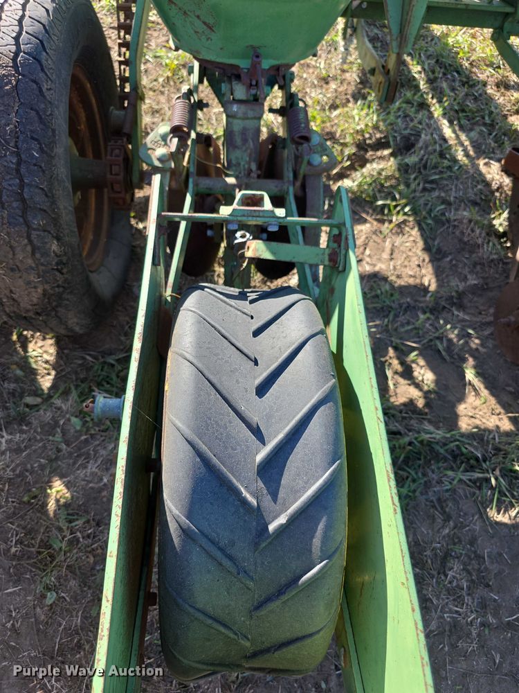 image for item DZ3562 John Deere 1240 planter