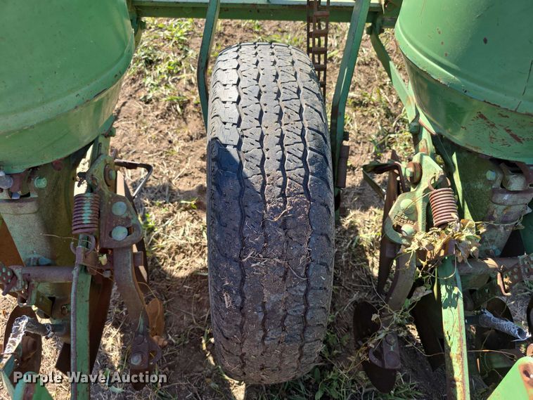 image for item DZ3562 John Deere 1240 planter