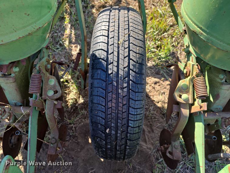 image for item DZ3562 John Deere 1240 planter