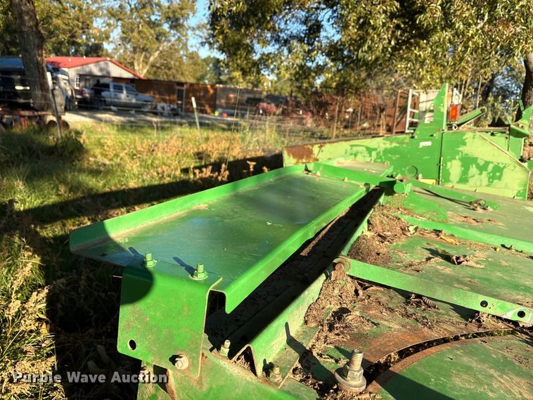 image for item EA7702 John Deere 995-5M swather / windrower head