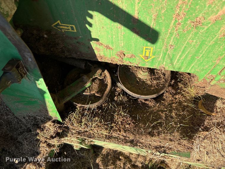 image for item EA7702 John Deere 995-5M swather / windrower head