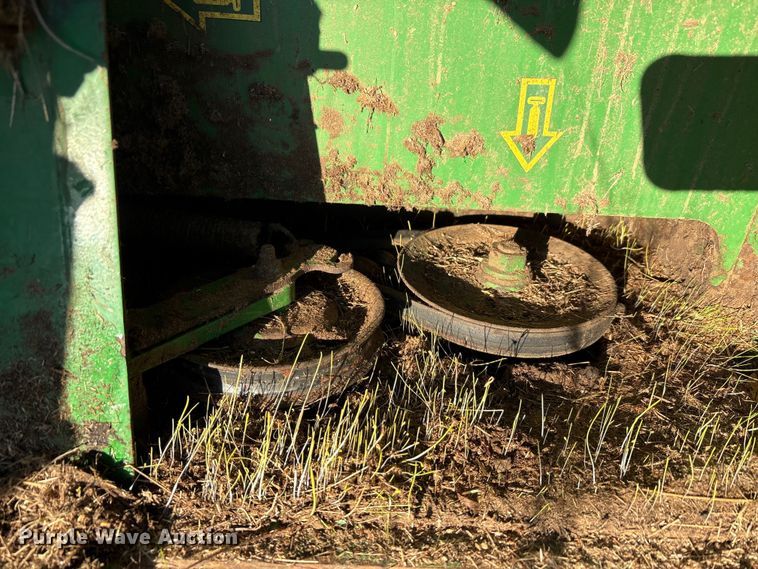 image for item EA7702 John Deere 995-5M swather / windrower head