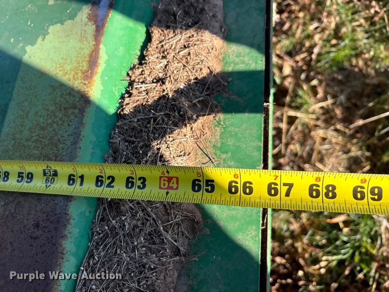 image for item EA7702 John Deere 995-5M swather / windrower head