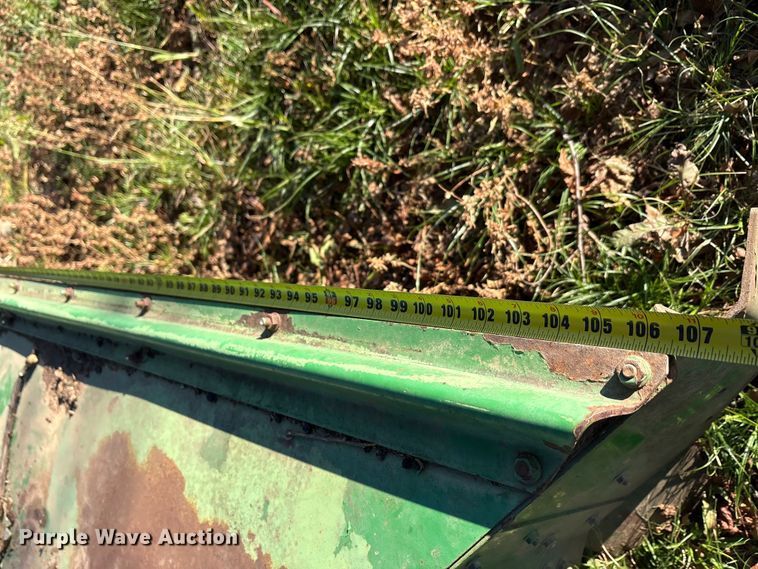 image for item EA7702 John Deere 995-5M swather / windrower head