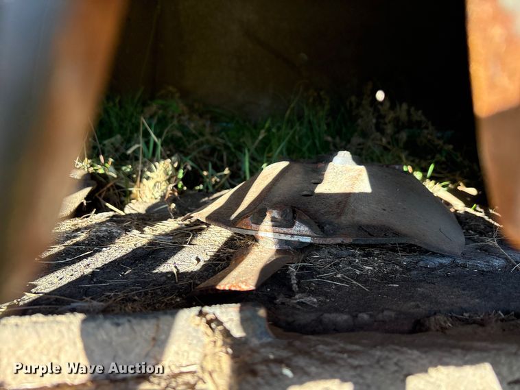 image for item EA7702 John Deere 995-5M swather / windrower head