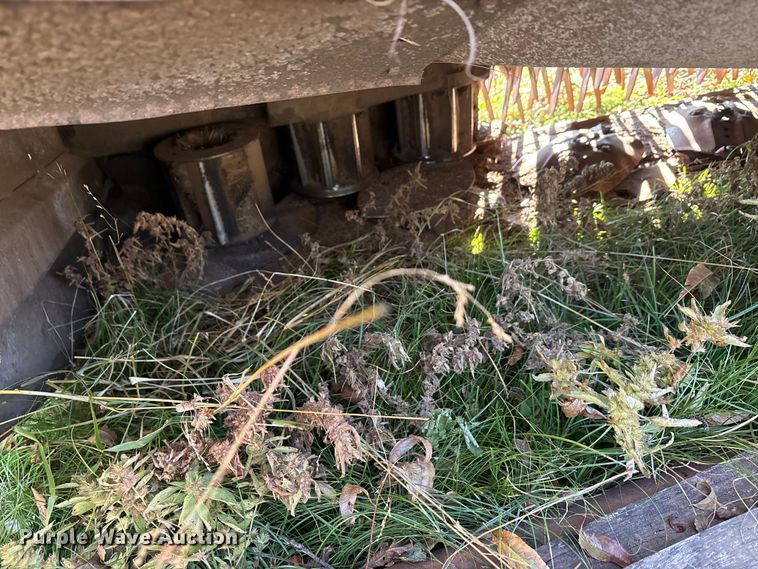 image for item EA7702 John Deere 995-5M swather / windrower head