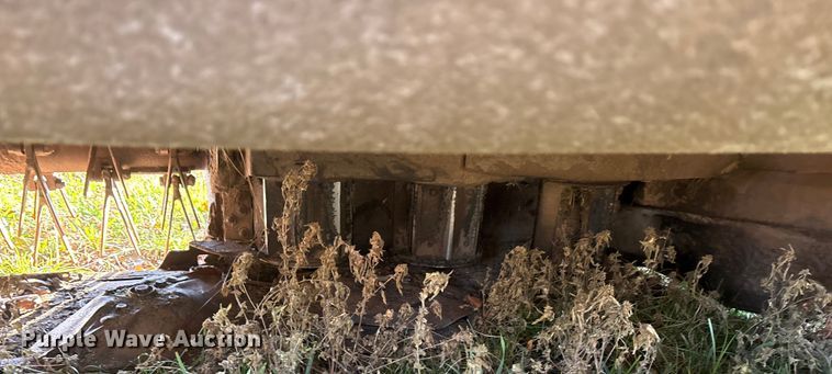 image for item EA7702 John Deere 995-5M swather / windrower head