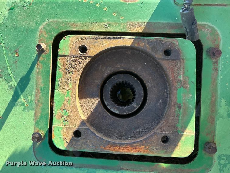 image for item EA7702 John Deere 995-5M swather / windrower head