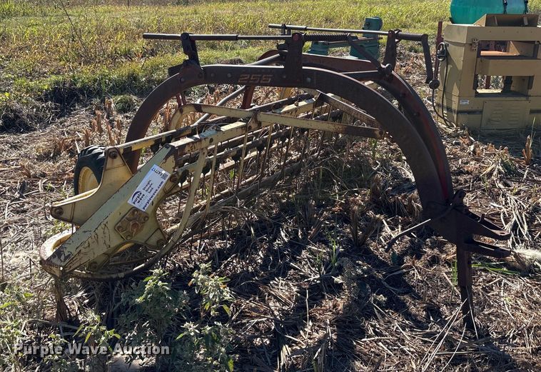 image for item EA7717 New Holland Rolabar 256 hay rake