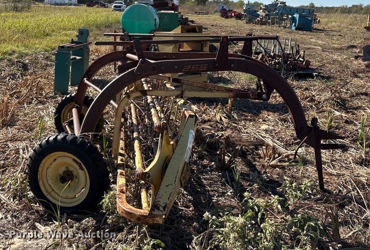 image for item EA7717 New Holland Rolabar 256 hay rake