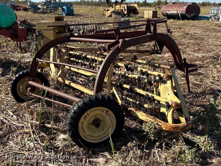 image for item EA7717 New Holland Rolabar 256 hay rake