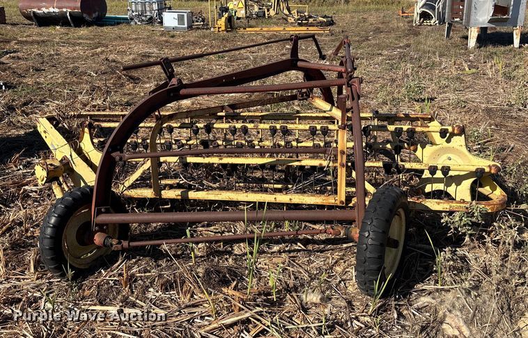 image for item EA7717 New Holland Rolabar 256 hay rake