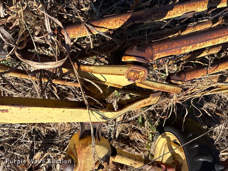 image for item EA7717 New Holland Rolabar 256 hay rake