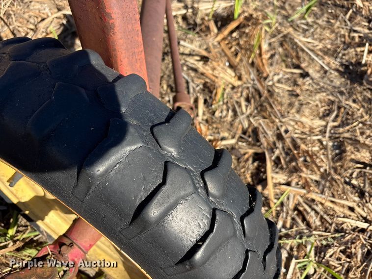 image for item EA7717 New Holland Rolabar 256 hay rake