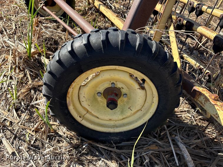 image for item EA7717 New Holland Rolabar 256 hay rake