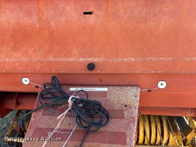 image for item EA7756 New holland 660 round baler