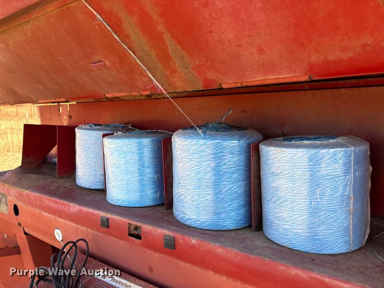 image for item EA7756 New holland 660 round baler