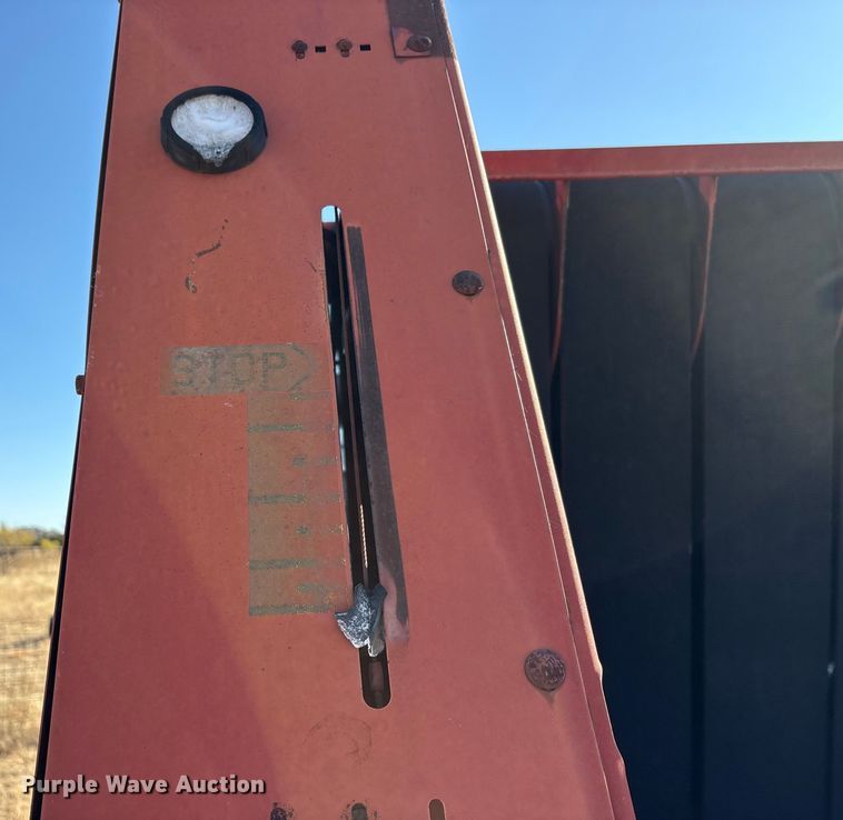 image for item EA7756 New holland 660 round baler