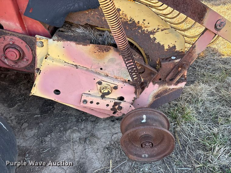 image for item EA7756 New holland 660 round baler