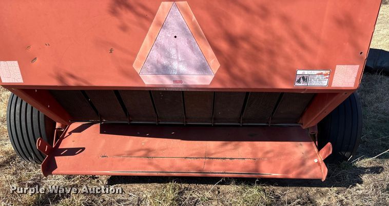 image for item EA7756 New holland 660 round baler