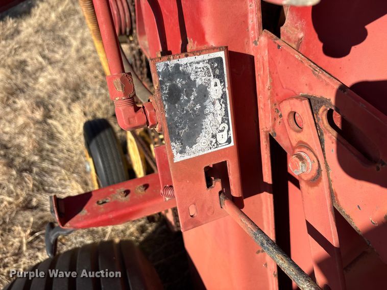 image for item EA7756 New holland 660 round baler