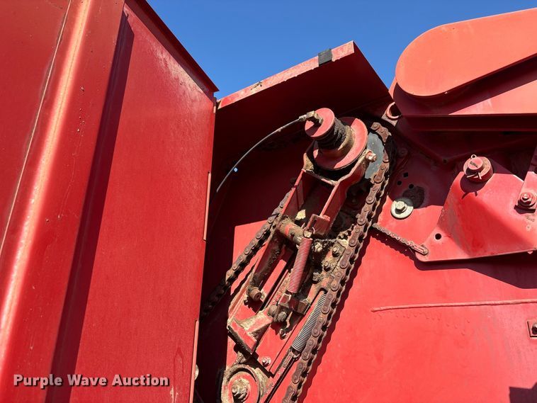 image for item EA7756 New holland 660 round baler