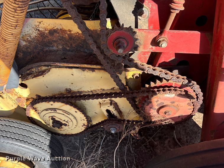 image for item EA7756 New holland 660 round baler