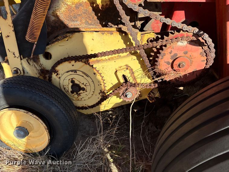 image for item EA7756 New holland 660 round baler