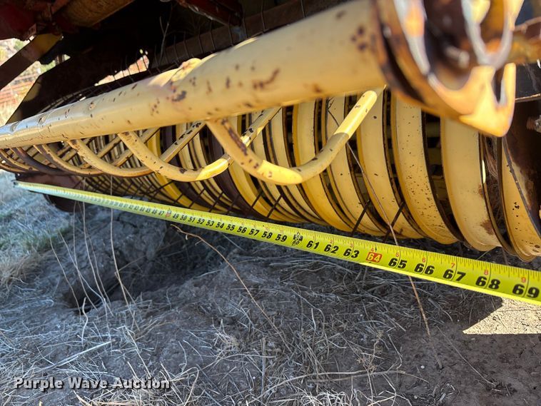 image for item EA7756 New holland 660 round baler