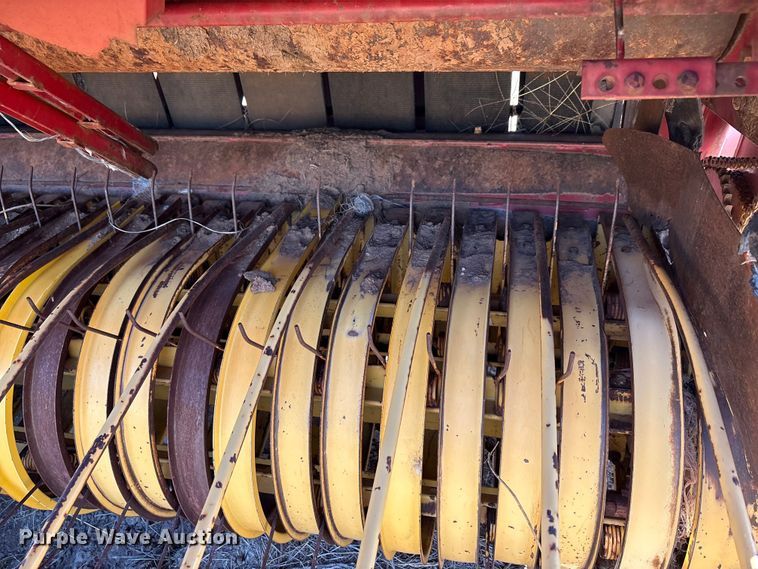 image for item EA7756 New holland 660 round baler