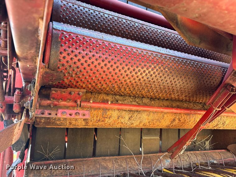 image for item EA7756 New holland 660 round baler