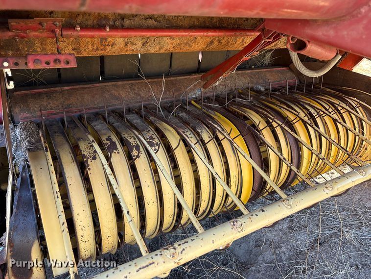 image for item EA7756 New holland 660 round baler