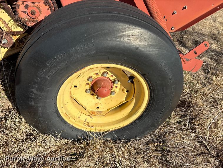 image for item EA7756 New holland 660 round baler