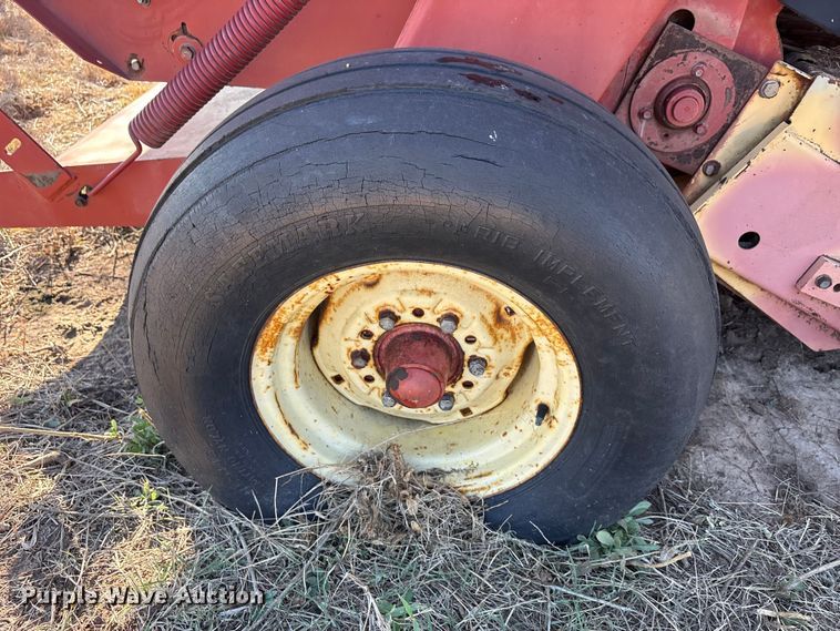 image for item EA7756 New holland 660 round baler