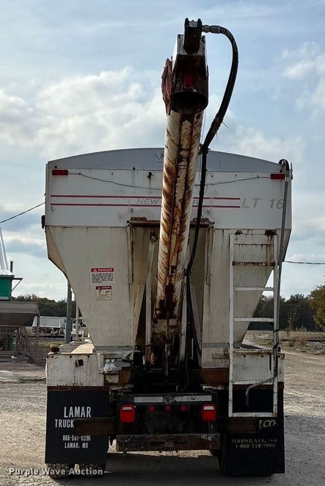 image for item ED2356 1995 WhiteGMC fertilizer delivery truck