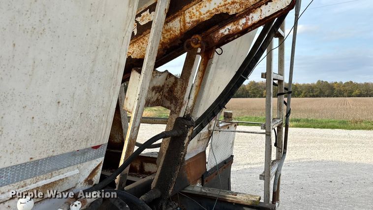 image for item ED2356 1995 WhiteGMC fertilizer delivery truck