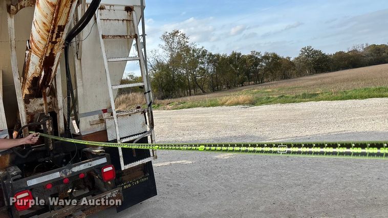 image for item ED2356 1995 WhiteGMC fertilizer delivery truck