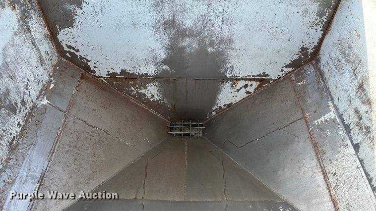 image for item ED2356 1995 WhiteGMC fertilizer delivery truck