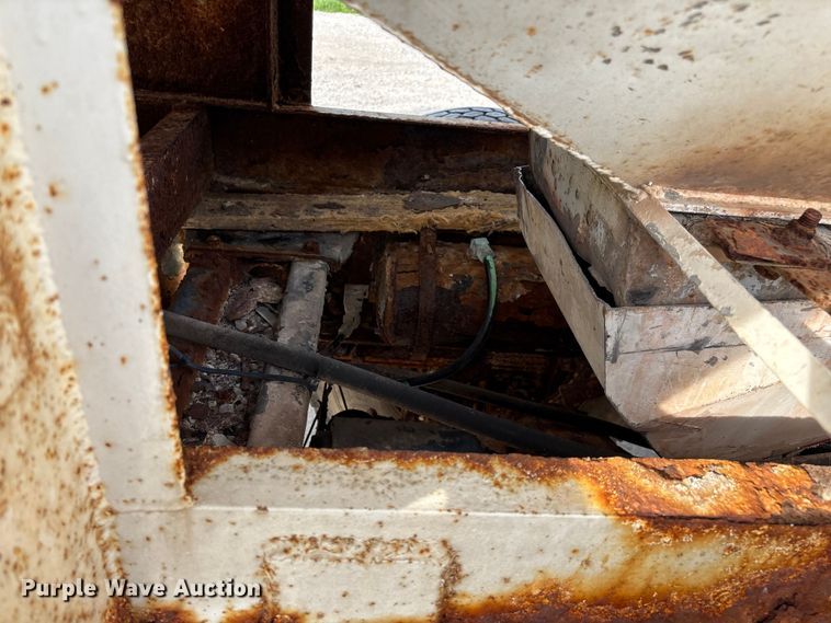 image for item ED2356 1995 WhiteGMC fertilizer delivery truck