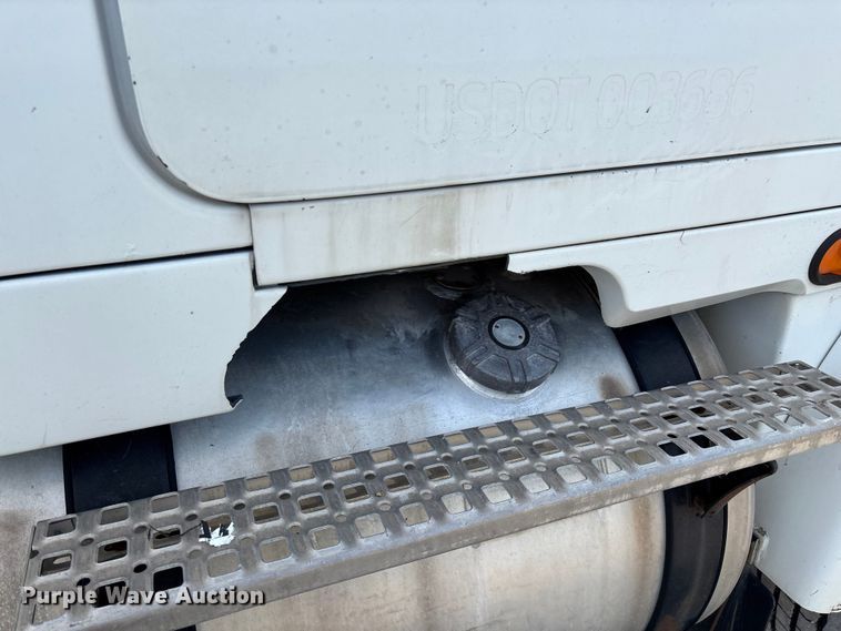 image for item ED2356 1995 WhiteGMC fertilizer delivery truck